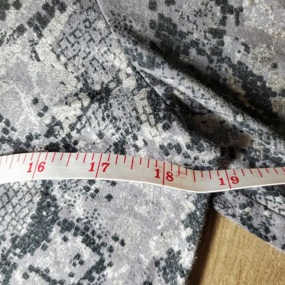 Kate Hill Medium Women's Gray and Black Metallic Snakeskin Print Top NWOT - Picture 7 of 16